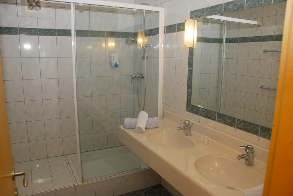 Alpenhotel Badmeister Flattach Room photo